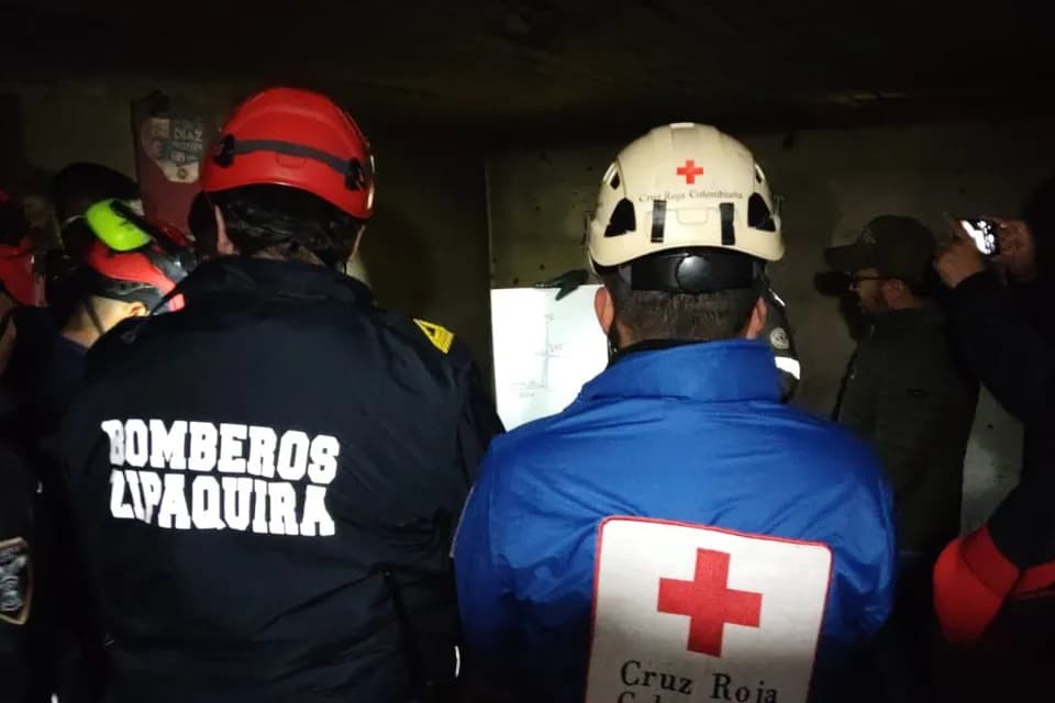 Continúan las labores de búsqueda de tres mineros atrapados en una mina de carbón ilegal en Zipaquirá, Cundinamarca