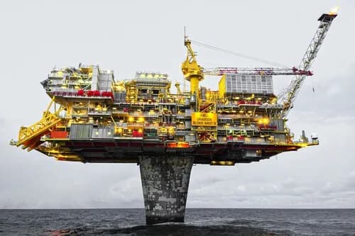 Los precios del petróleo cayeron por tercer día consecutivo mientras la infraestructura de la Costa del Golfo se recupera de la tormenta tropical Beryl