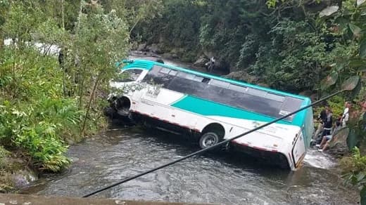 Varios heridos tras accidente de un bus que se salió de la vía y cayó al río Quindío en Salento