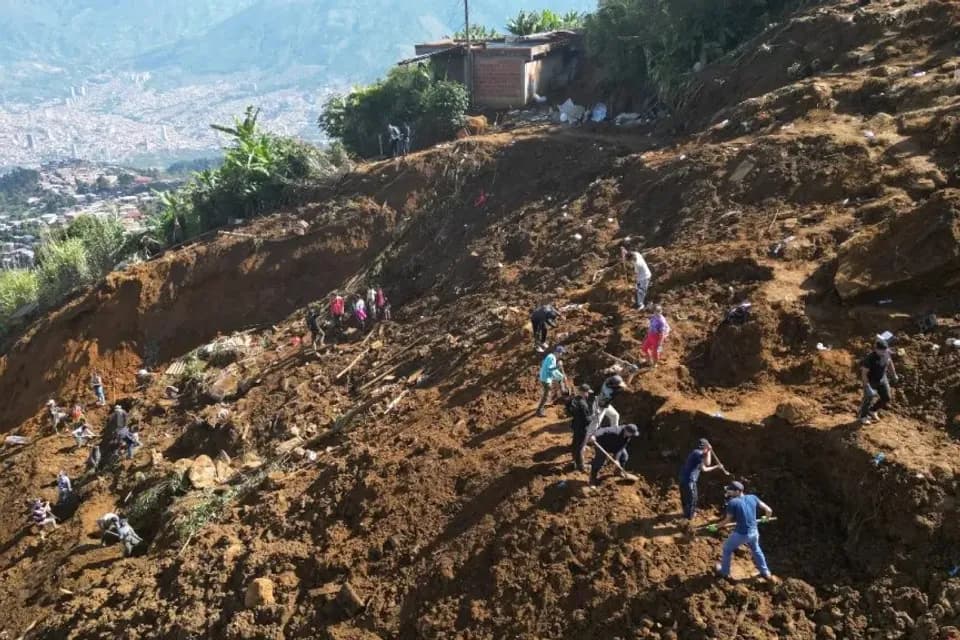 Ya son 23 los fallecidos por el deslizamiento de tierra en Bello, Antioquia: maquinaria amarilla está en la zona apoyando la búsqueda