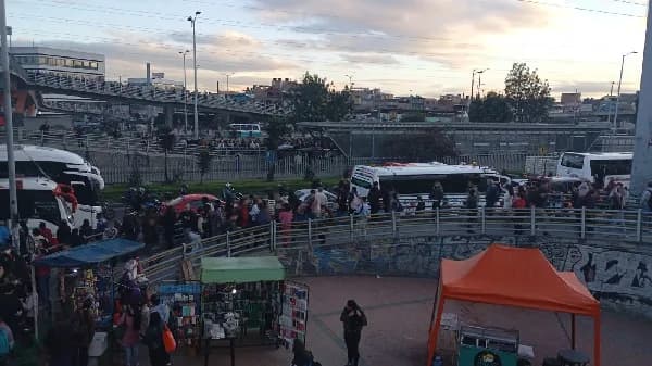 Continúan los represamiento de pasajeros en Portal 80, y en la Autopista Sur por el paro de taxistas en Bogotá