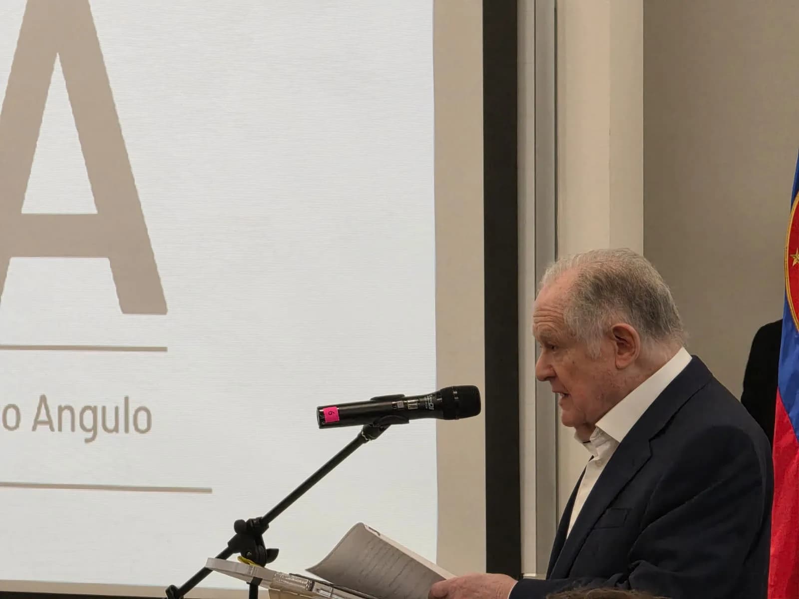 Abelardo de la Espriella, presidente de Colombia, anunció que Luis Carlos Sarmiento Angulo donó  $200.000 millones para  la reconstrucción de las zonas afectadas por el sismo
