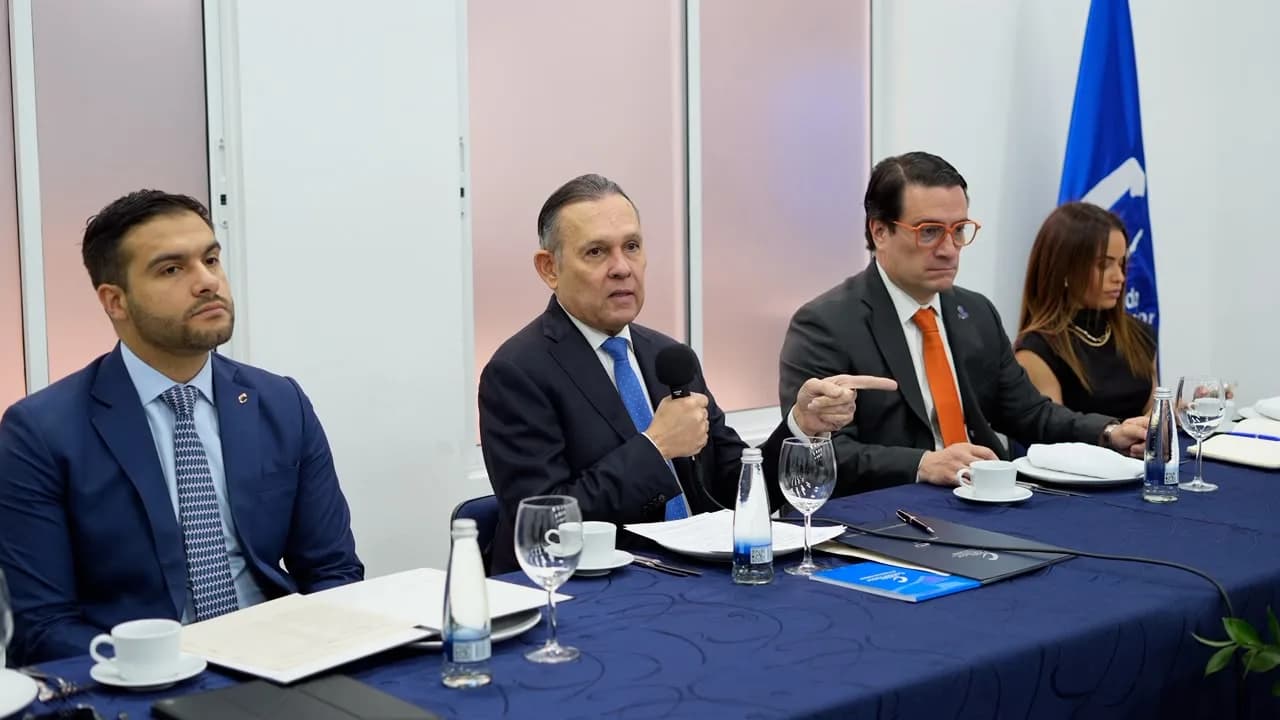 Bancada de Gobierno anuncia su respaldo a los proyecto que va a presentar el Gobierno para la fumigación aérea de cultivos ilícitos, y la construcción de megacárceles